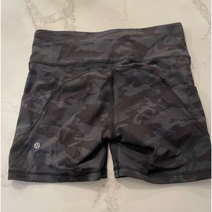 Lululemon Bike shorts With pockets Black camo Size 10